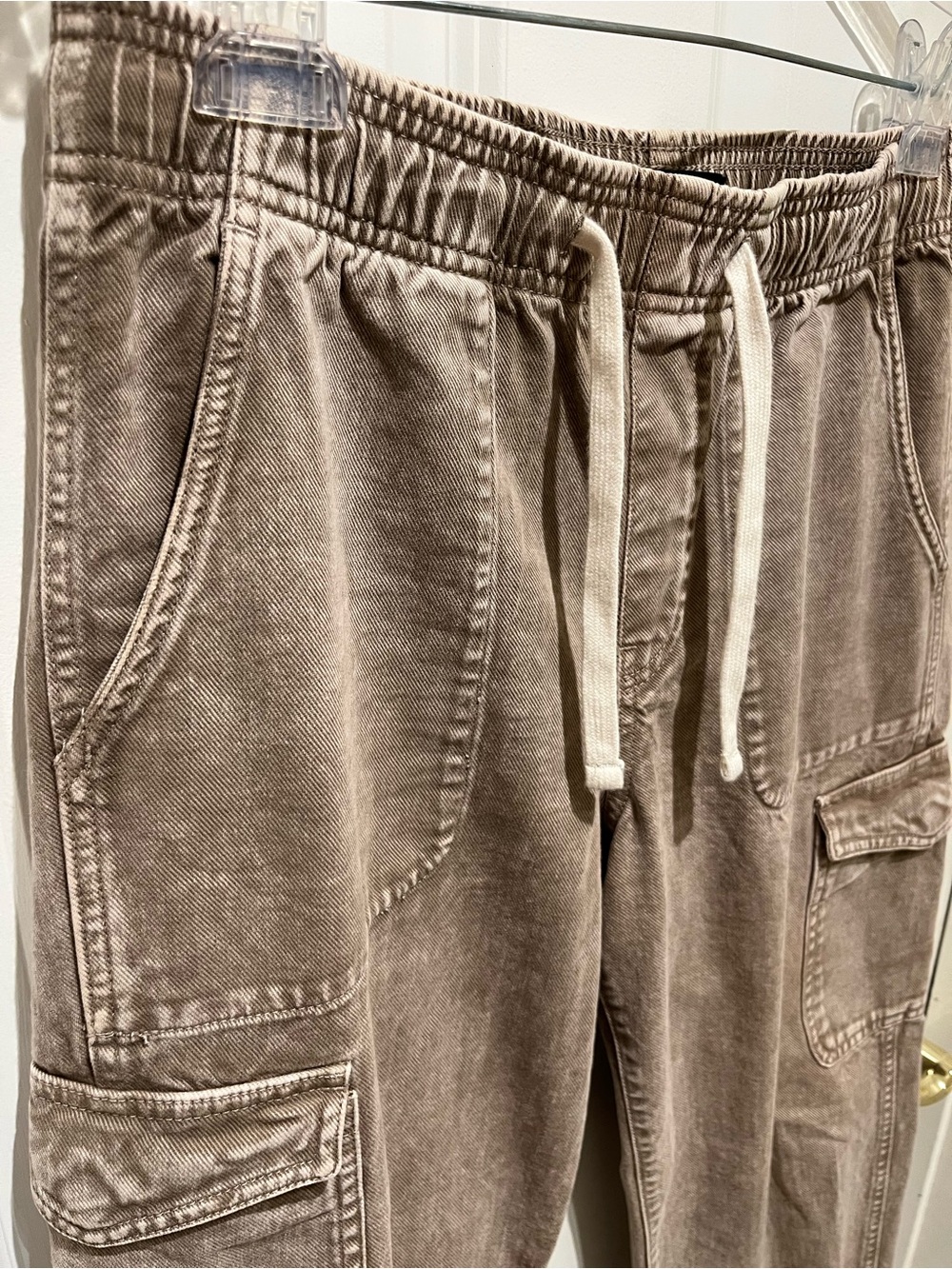 EUC GAP Mid-Rise Pull-On Easy Cargo Jeans in Tan Size Small - Picture 9 of 15
